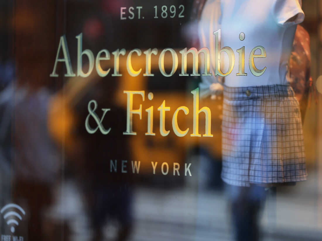 Abercrombie & Fitch investiga acusaciones de que su ex director ejecutivo explotaba a hombres en eventos sexuales