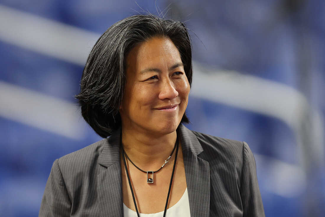Kim Ng de los Miami Marlins es la primera gerente general femenina en llevar a un equipo de la MLB a los playoffs