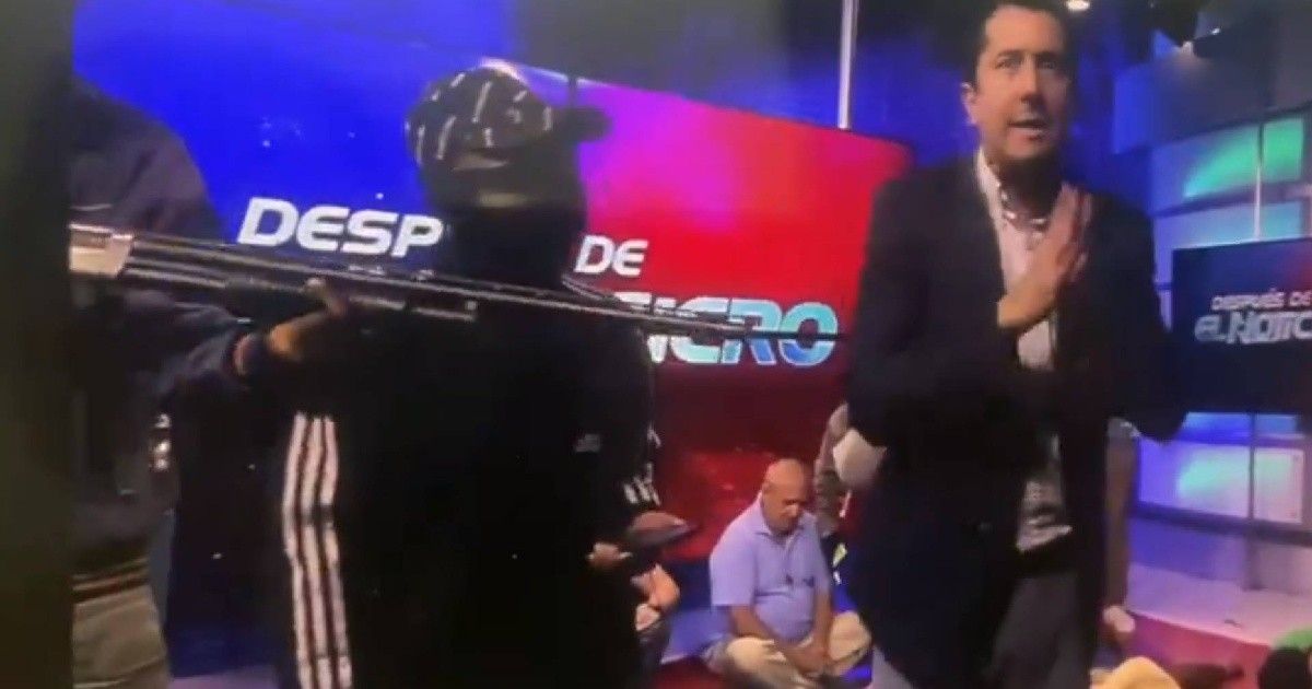 VIDEOS: Grupo armado toma control de canal de televisión en Ecuador en una transmisión en vivo