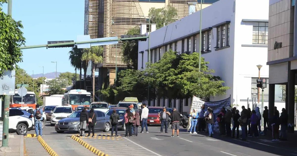 Concesionarios de transporte público bloquean tránsito en avenida Rosales en Hermosillo
