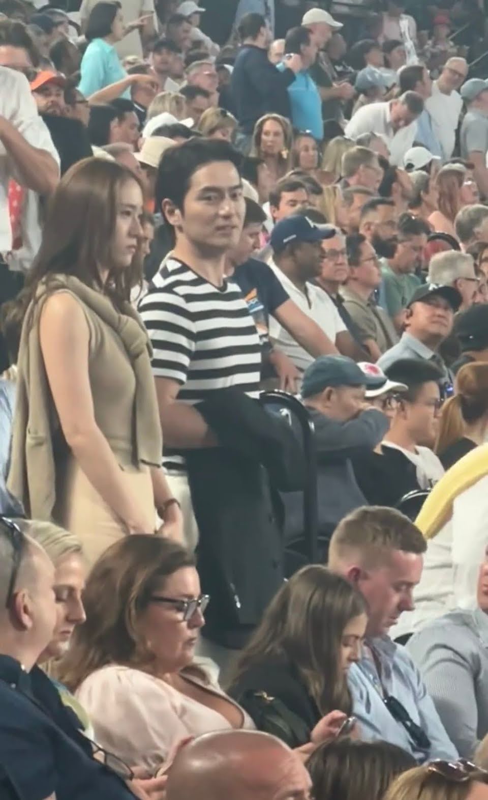 El actor Lee Jin Wook es visto con Krystal Jung en el partido de tenis del Abierto de Australia 2024