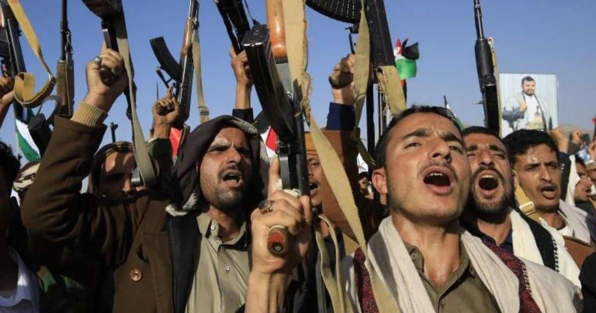 Los riesgos militares y geopolíticos que enfrentan EU y Reino Unido al atacar a los hutíes en Yemen por su campaña en el mar Rojo