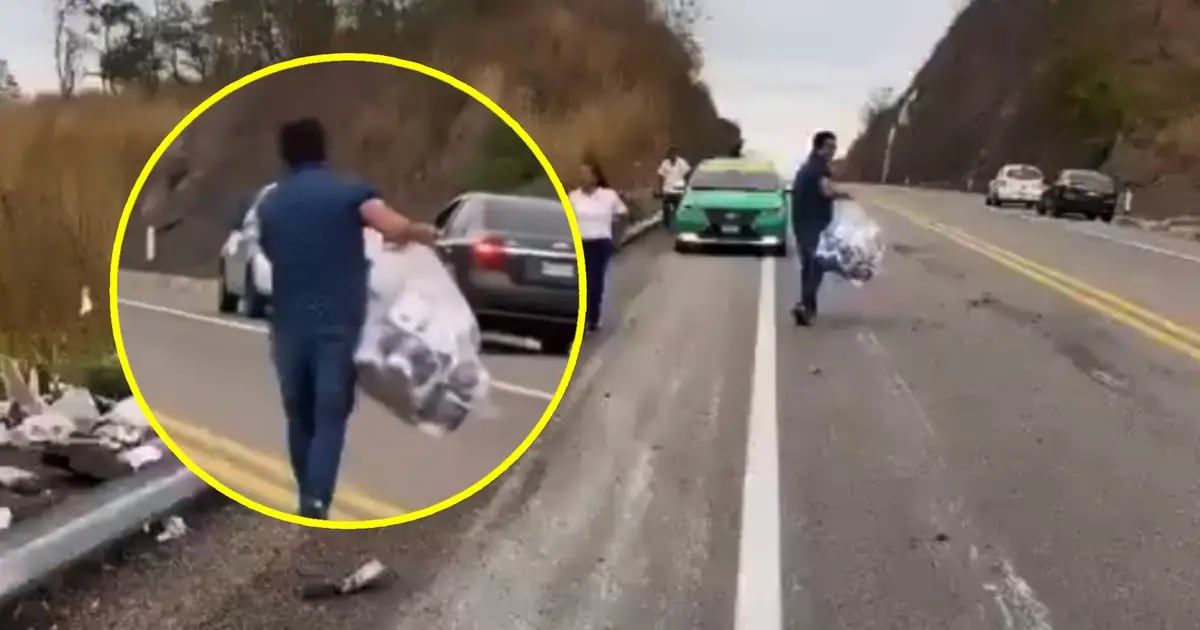 VIDEO: funcionario de Morena captado haciendo rapiña de papel higiénico tras accidente de camión; es separado de su cargo