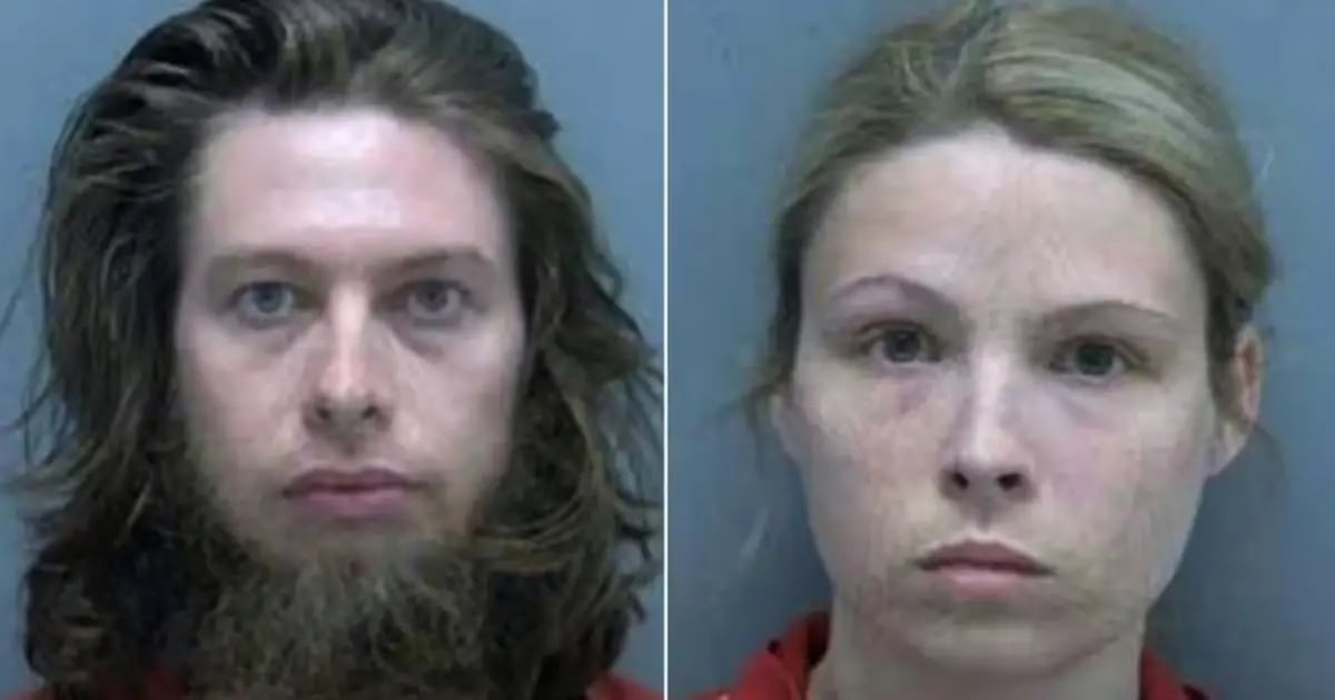 Mujer detenida por tener relaciones sexuales con perros mientras su esposo la grababa en Florida