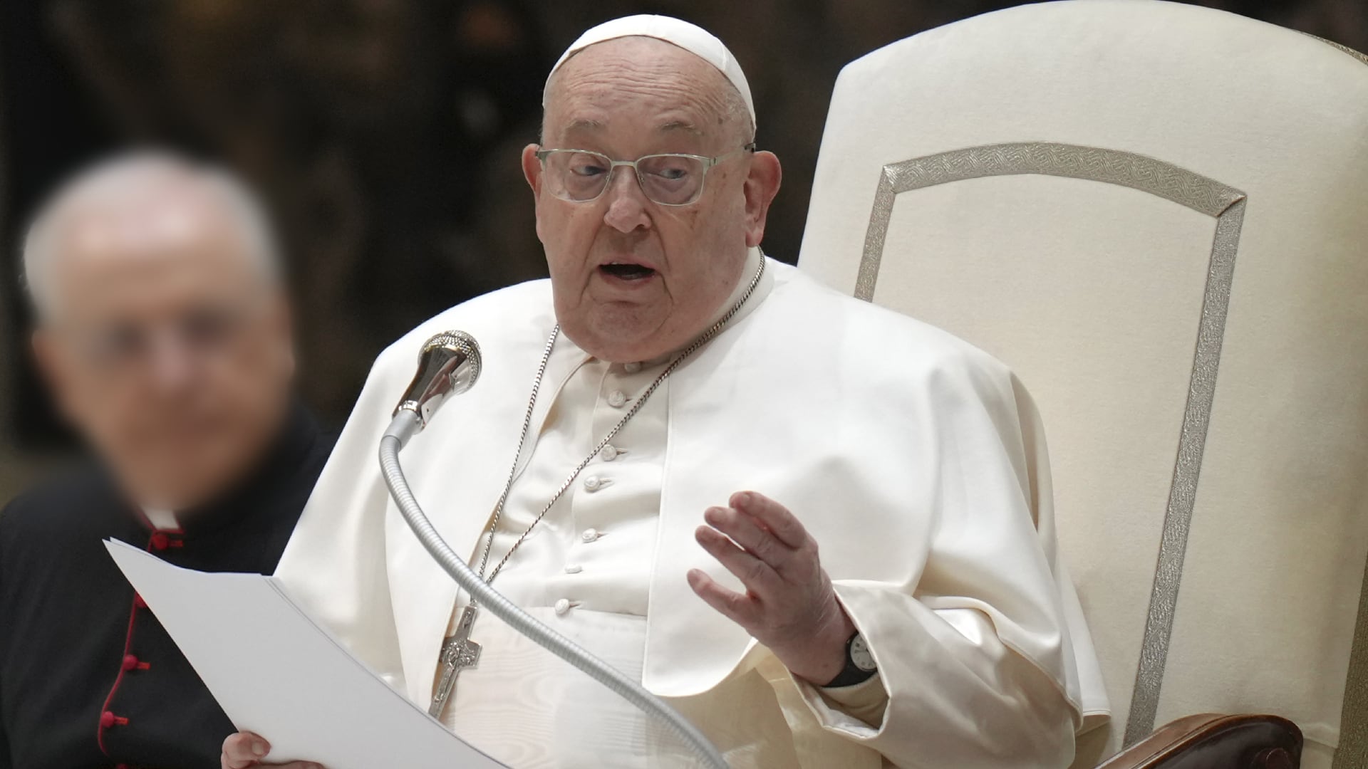 El Papa Francisco durante una de sus misas en El Vaticano; circulan rumores de renuncia tras su hospitalización por neumonía bilateral. | AP