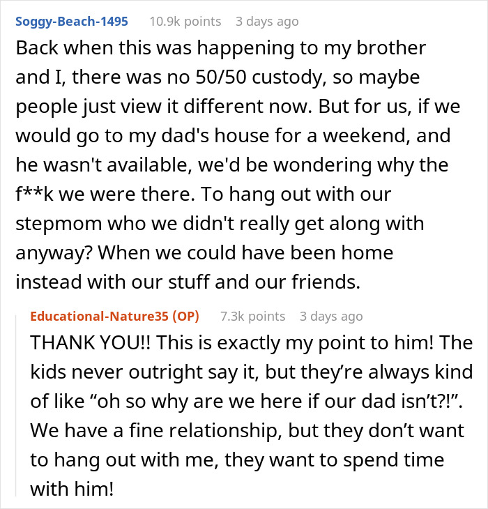 Reddit comenta discutiendo las expectativas para que el esposo esté en casa cuando visiten sus hijos.