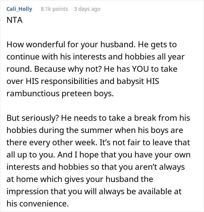 Comentario de Reddit discutiendo las expectativas para que el esposo esté en casa cuando visiten sus hijos.