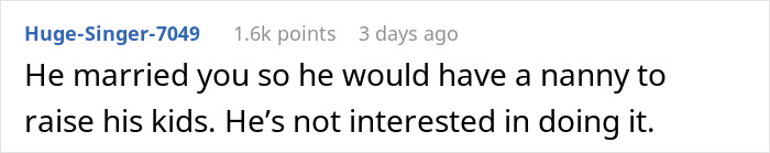 Comentario de Reddit discutiendo la participación del esposo al criar a sus hijos.