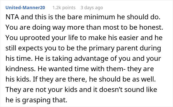 Comentario de Reddit discutiendo las expectativas de la presencia de un esposo con sus hijos.
