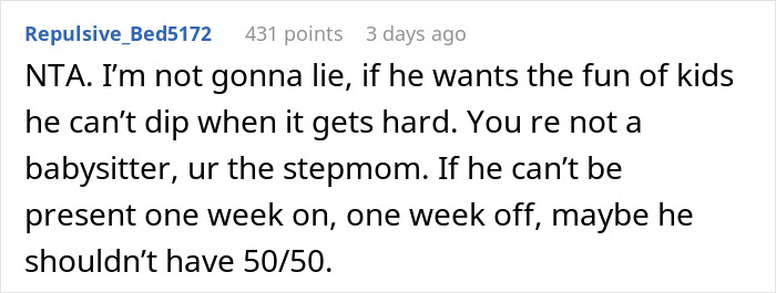 Un comentario de Reddit que discute las expectativas para que un esposo esté presente cuando sus hijos están en casa.