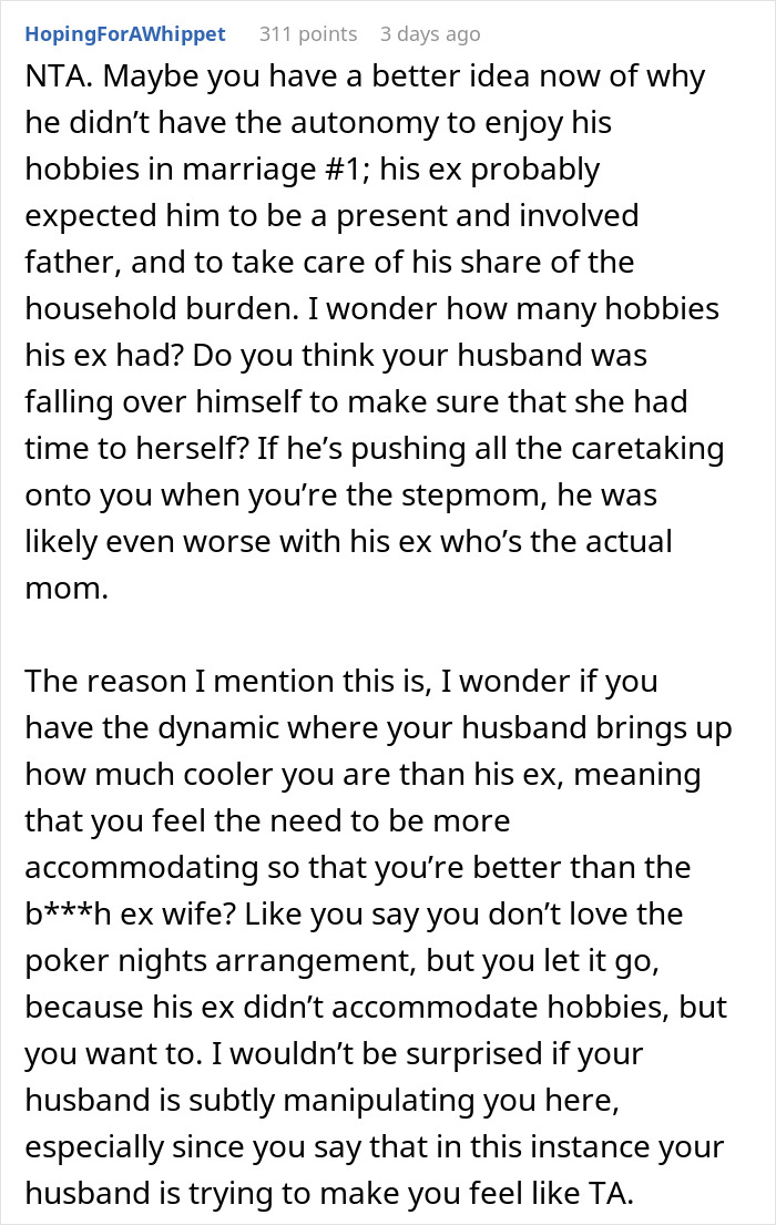 Reddit Post discutiendo las expectativas de los hijos y la dinámica de la relación en una familia combinada.