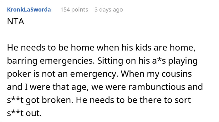 Comentario de Reddit discutiendo las expectativas para que el esposo esté en casa con los niños.