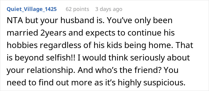 Comentario en línea Discutir a su esposo en casa con sus hijos, cuestionando las prioridades de la relación.