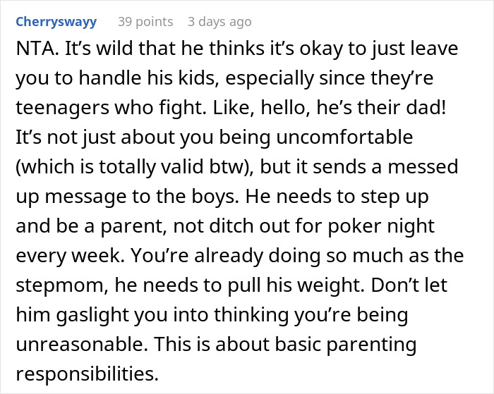 Un comentario de Reddit discutiendo las responsabilidades de los padres y el papel de un esposo con hermanastros.