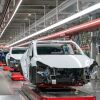 Los autos en la línea de ensamblaje de Tesla en las instalaciones de Gigafactory Texas el 7 de abril de 2022 en Austin, Texas. Teslas vendidos en los Estados Unidos están construidos en los Estados Unidos, pero el asesor presidencial Peter Navarro insinuó esta semana que no fueron tan
