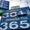 La caída de los precios de la gasolina ayudó a mantener la inflación bajo control el mes pasado. AAA dice que el precio promedio del gas regular en todo el país es de $ 3.22.