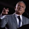 Robert F. Kennedy Jr. en una manifestación de campaña para el ex presidente Donald Trump el 1 de noviembre en Warren, Mich. Kennedy ha sido nombrado para dirigir el Departamento de Salud y Servicios Humanos en la administración entrante de Trump. Kennedy está en licencia de la defensa de la salud de los niños líderes, una organización sin fines de lucro que ha presentado más de 30 demandas que desafían las vacunas y los mandatos de salud pública.