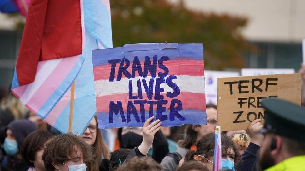 Protesta por derechos de personas transgénero en el Reino Unido (2023). Foto: BBC