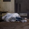 Un residente desapercibido duerme en un porche con poca luz en los escalones de una escuela en Austin. Esta semana, todo el personal del Consejo Interagencial de Personas sin hogar de los Estados Unidos, que coordina la política de personas sin hogar en todo el gobierno federal, se les puso en licencia.