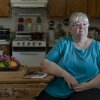 Linda Morgan el 28 de marzo en el apartamento de su hermana en Trinity Woods Senior Living in Emporia, Virginia, donde ambos viven. 