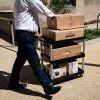 Un trabajador envía las pertenencias de un compañero de trabajo que fue despedido, fuera del edificio de oficinas federales de Mary E. Switzer, que alberga oficinas para el Departamento de Salud y Servicios Humanos de los Estados Unidos en Washington, DC, el martes.