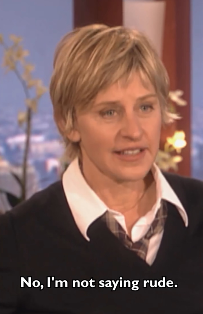 Ellen DeGeneres en una conversación, vestida con un suéter negro sobre una camisa con cuello, discutiendo un encuentro incómodo.