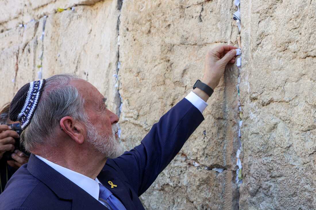 El nuevo embajador de los Estados Unidos en Israel Mike Huckabee le da una nota al presidente Trump en las grietas del Muro de los Voces, durante la visita de Huckabee al sitio sagrado en la antigua Ciudad de Jerusalén el 18 de abril.