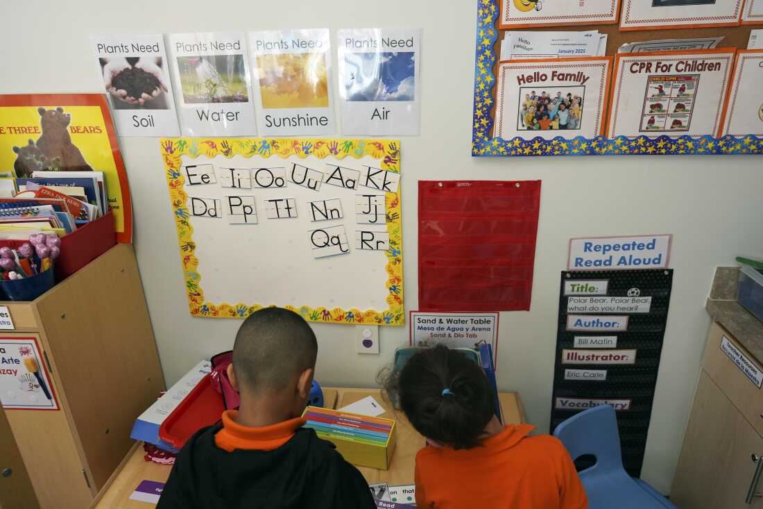 Los estudiantes ayudan a guardar suministros al final de una lección de lectura y escritura en el programa Head Start dirigido por Easterseals, una organización que obtiene aproximadamente un tercio de sus fondos del gobierno federal, el 29 de enero en Miami.