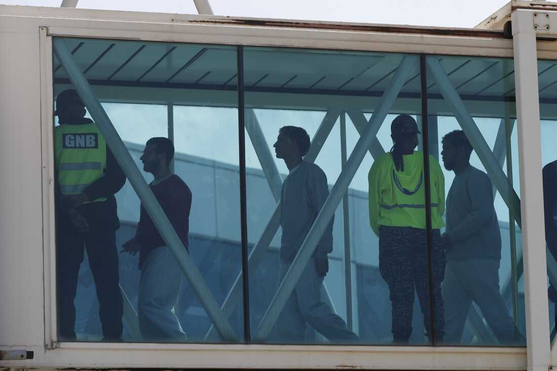 Los migrantes venezolanos deportados desde los Estados Unidos llegan al aeropuerto internacional Simon Bolivar en Maiquetia, Venezuela, domingo 30 de marzo de 2025. (Photo/Cristian Hernández)