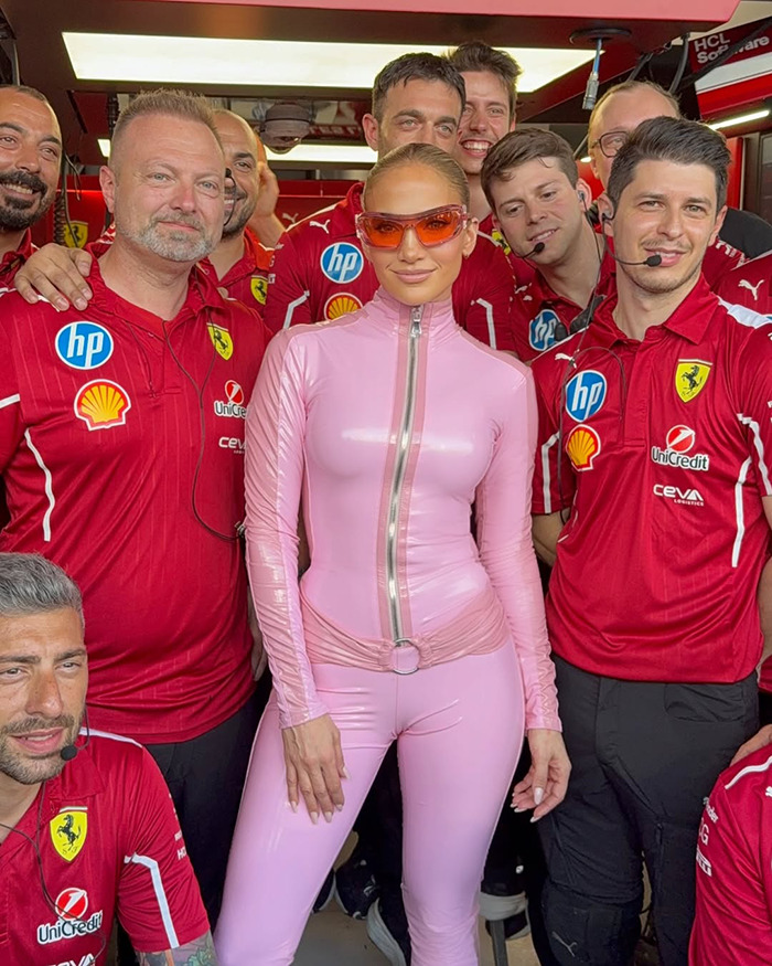 Persona en rosa Catsuit con el equipo de Ferrari en la carrera saudita de F1.