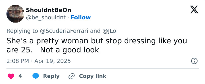 Tweet burlándose de Jennifer López para su atuendo en la carrera saudita de F1, lo que sugiere que se está vistiendo demasiado joven.