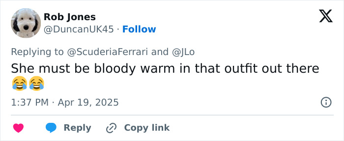 Tweet burlándose del traje rosa de Jennifer López en Saudi F1, cuestionando la calidez de su atuendo.
