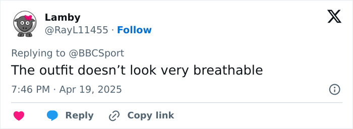 Tweet burlándose del traje rosa de Jennifer López en Saudi F1, dice "El atuendo no se ve muy transpirable.