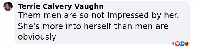 Comentario criticando a Jennifer López en la carrera saudita de F1, sugiriendo que está absorta en sí misma.