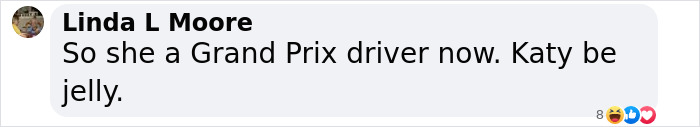Comente sobre Jennifer López en Pink Catsuit en Saudi F1 Race, especulándola con humor como un piloto del Gran Premio.