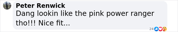 Comente sobre un atuendo Pink Power Ranger, haciendo referencia a un traje de gato rosa.