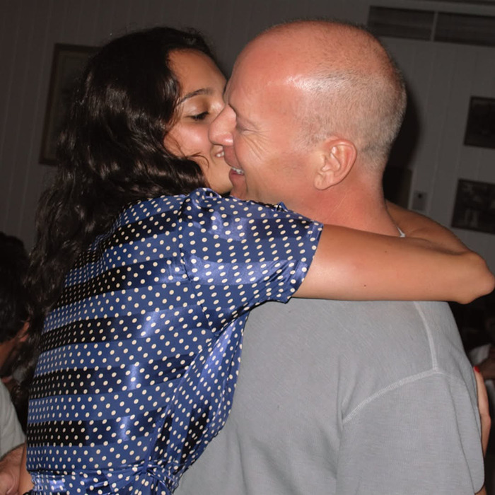 El hombre abrazando a la mujer, sonriendo, transmitiendo calidez y afecto, relacionados con los pensamientos de la esposa de Bruce Willis sobre su demencia.