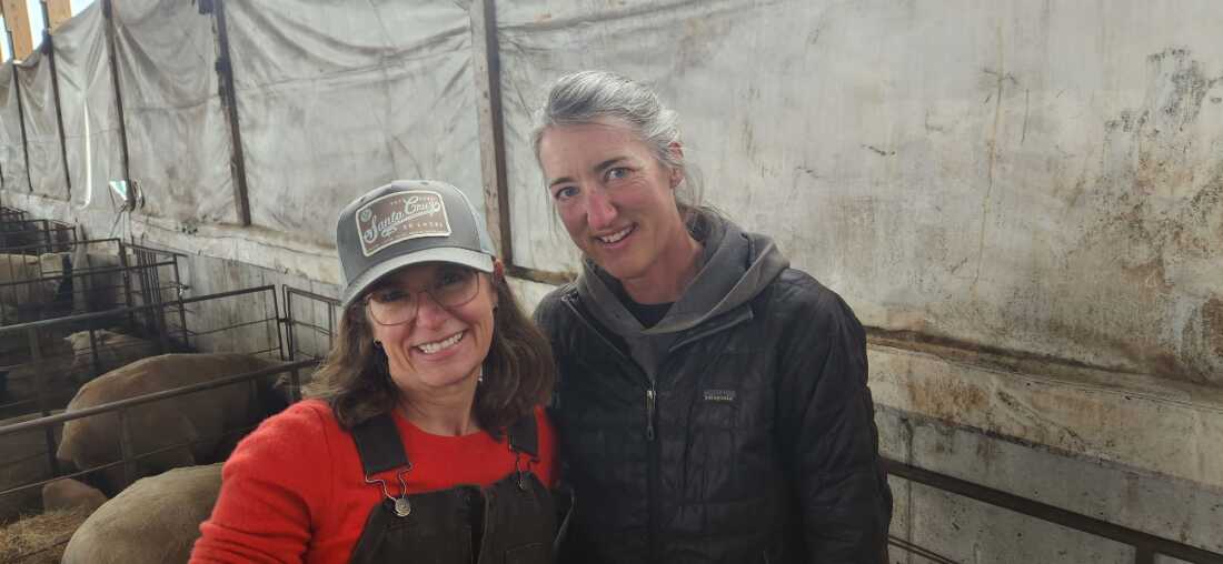 El parto es duro y desordenado. Las horas son largas. Las noches y las mañanas tempranas pueden ser frías heladas. Pero Kristen Kimball y su mano de granja Ann Brown dicen que este trabajo y la nueva vida son alegres.