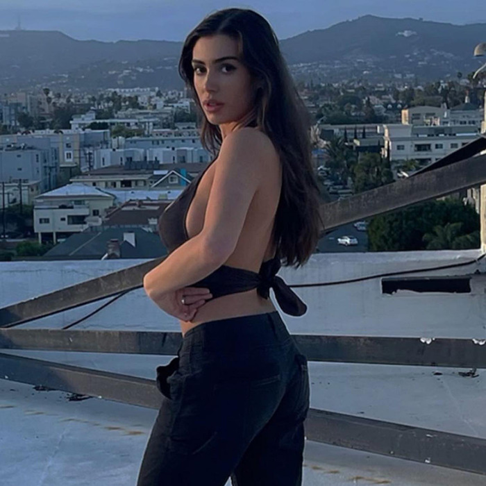 Bianca Censori posa en una azotea al anochecer, con un top y jeans negros, creando un zumbido después de que Kanye West se separó.