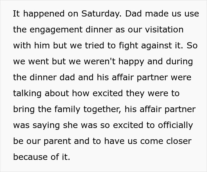 Texto relatando las emociones en una cena de compromiso, destacando la tensión familiar y la incomodidad.