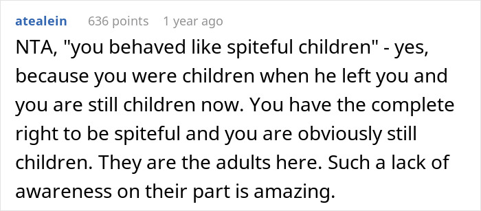 Comentario de Reddit discutiendo la cena de compromiso de un padre, mencionando un comportamiento y conciencia rencoroso.
