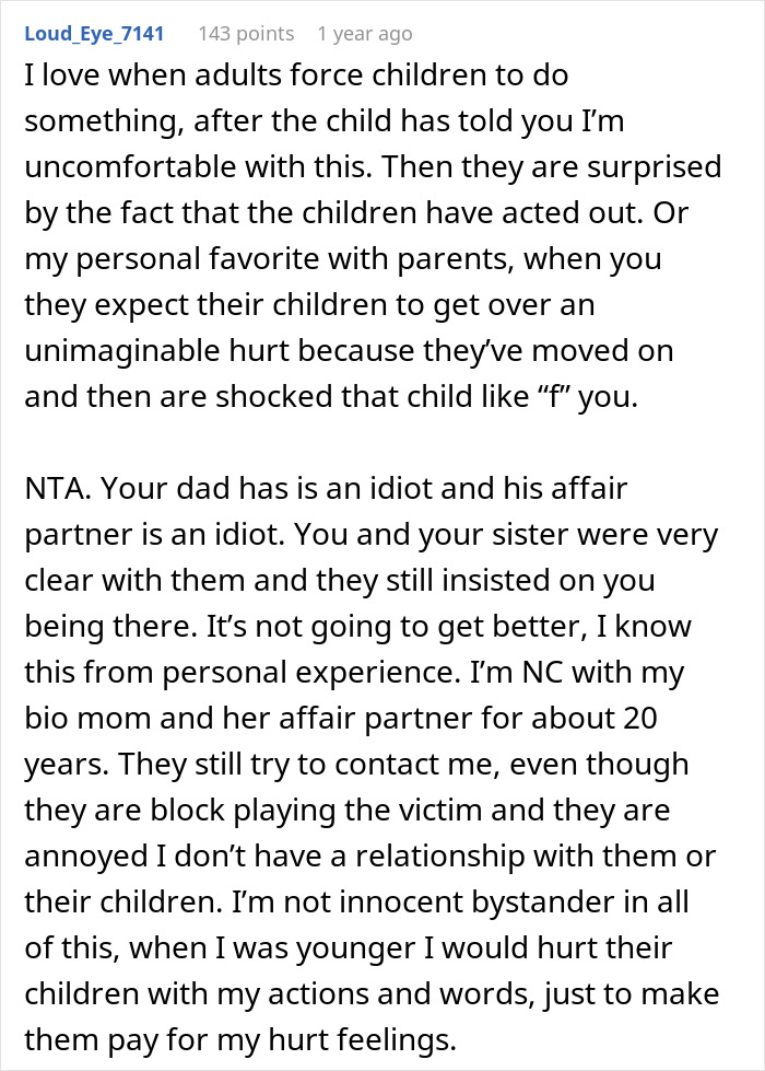 Una respuesta de texto sobre incomodidad en la cena de compromiso de un padre, discutiendo las expectativas de los padres y las experiencias personales.
