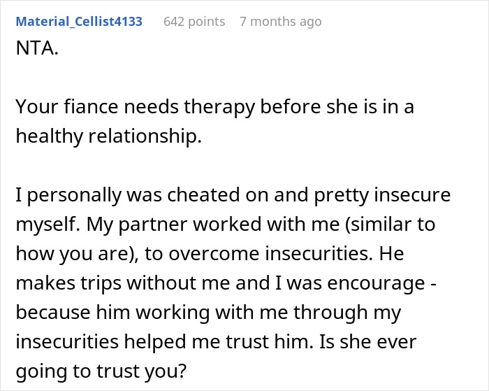 Comentario de Reddit discutiendo la inseguridad de la relación y la necesidad de terapia.