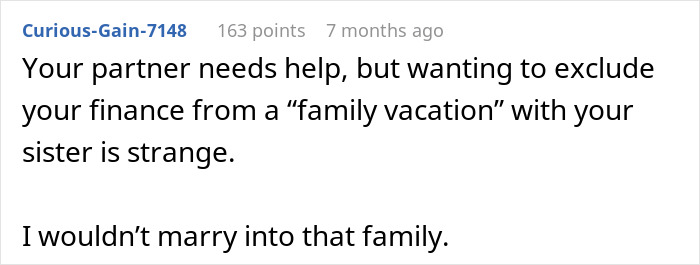 Comentario de Reddit discutiendo cuestiones de exclusión y relación de vacaciones familiares.