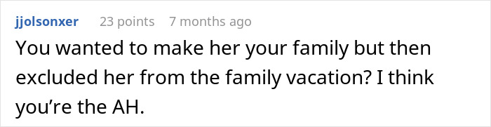 Comentario de Reddit discutiendo a una mujer que estrecha las vacaciones familiares y los problemas de relación de su prometido.