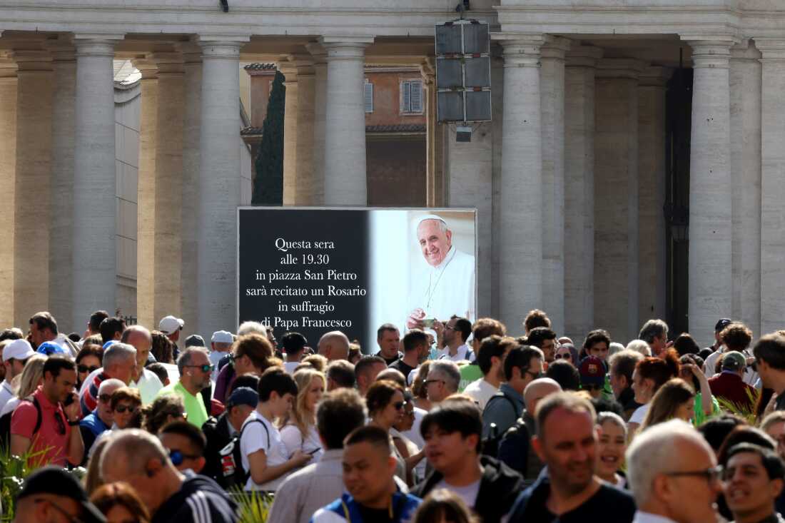 Una pantalla digital muestra una imagen del Papa Francisco en la Plaza de Saint Peter el lunes en la ciudad del Vaticano.