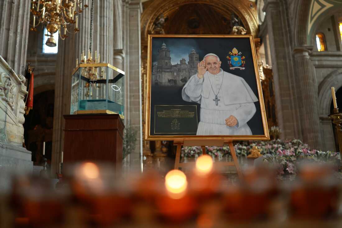 El lunes en la Catedral Metropolitana de la Ciudad de México, México, se ve una foto del Papa Francisco en la Catedral Metropolitana de la Ciudad de México en la Ciudad de México.
