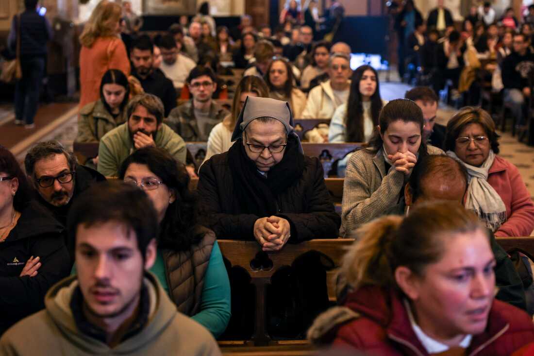 La gente reza durante un servicio para el Papa Francisco en la Catedral de Buenos Aires el lunes.