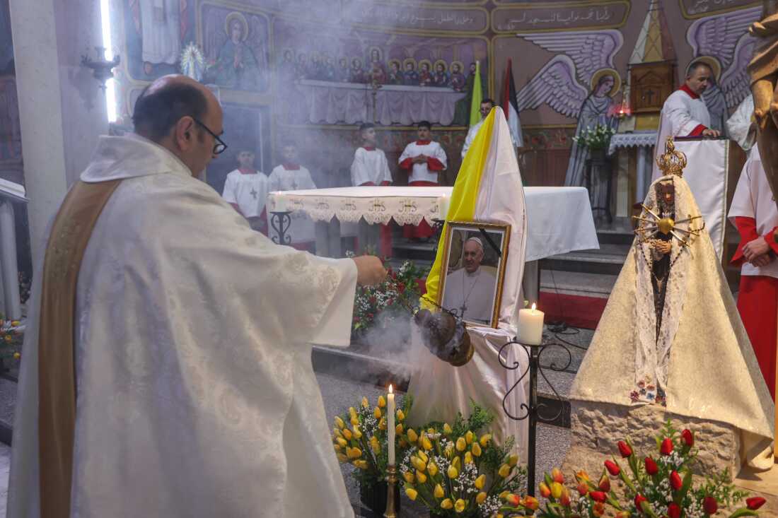 Los miembros del clero tienen misa para el fallecido Papa Francisco en la Iglesia de la Sagrada Familia en la ciudad de Gaza el 21 de abril de 2025. Los cristianos palestinos en Gaza lloraron la muerte del Papa Francisco, quien había mantenido un contacto de video cercano y constante con la pequeña comunidad cristiana del territorio asediado durante toda la guerra en curso con Israel.