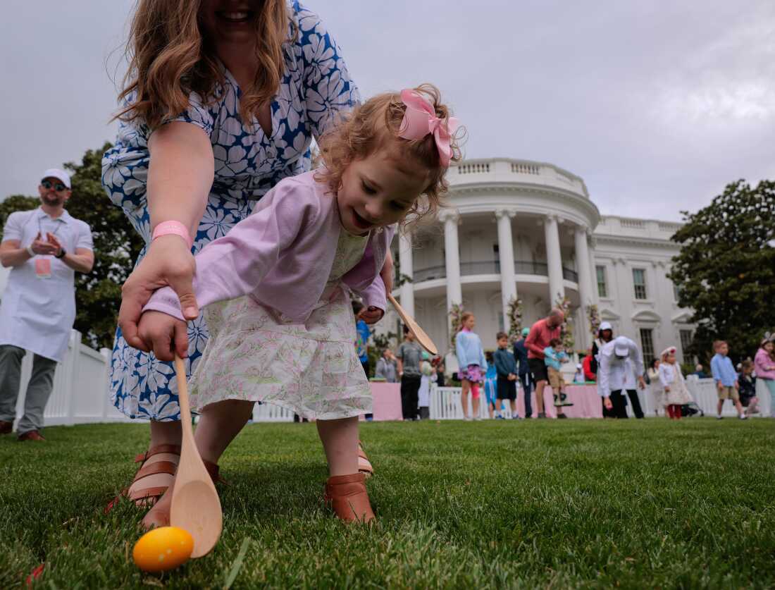 Washington, DC - 21 de abril: los niños y sus padres participan en el rollo de huevo de la Casa Blanca en el South Lawn el 21 de abril de 2025 en Washington, DC. La Casa Blanca espera que miles de niños y adultos participen en la tradición anual de los huevos de colores ondulados en el césped de la Casa Blanca, que fue iniciado por el presidente Rutherford B. Hayes en 1878. (Foto de Chip Somodevilla/Getty Images)
